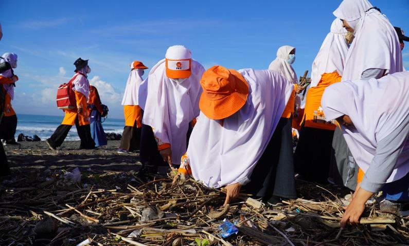  Aksi Peduli Lingkungan, Ratusan Perempuan PKS Jateng Daur Ulang Sampah di Pantai Dewa Ruci