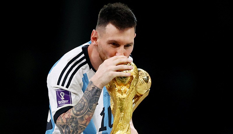 Momen Lionel Messi Cium Trofi Piala Dunia - Bagian 2