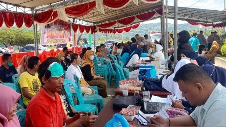 Polres Gorontalo Utara Gelar Vaksinasi Covid-19, Ratusan Warga Dapat Beras dan Minyak Goreng