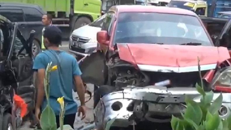 title 2 Minibus Tabrakan di Jalan Lintas Medan, 3 Orang Luka-Luka 2 Minibus Tabrakan di Jalan Lintas Medan, 3 Orang Luka-Luka