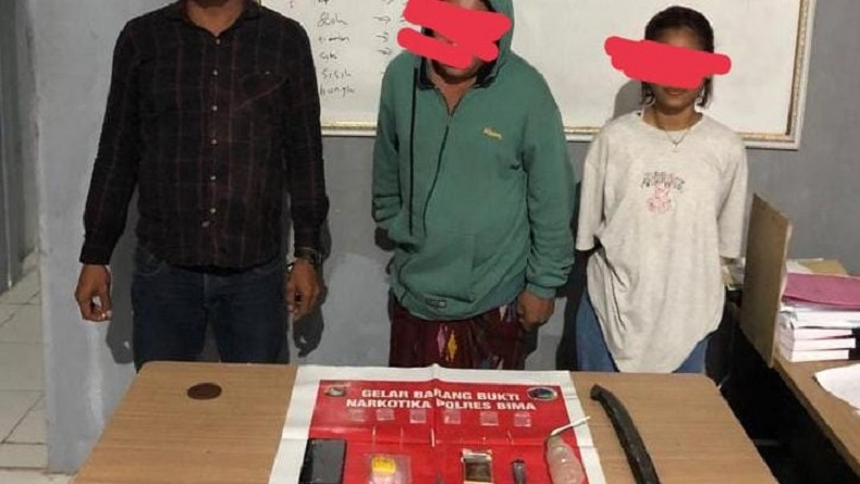 title Diduga Miliki Sabu, 2 Pria dan 1 Wanita Ditangkap saat Sembunyi di Kolong Rumah Panggung Diduga Miliki Sabu, 2 Pria dan 1 Wanita Ditangkap saat Sembunyi di Kolong Rumah Panggung