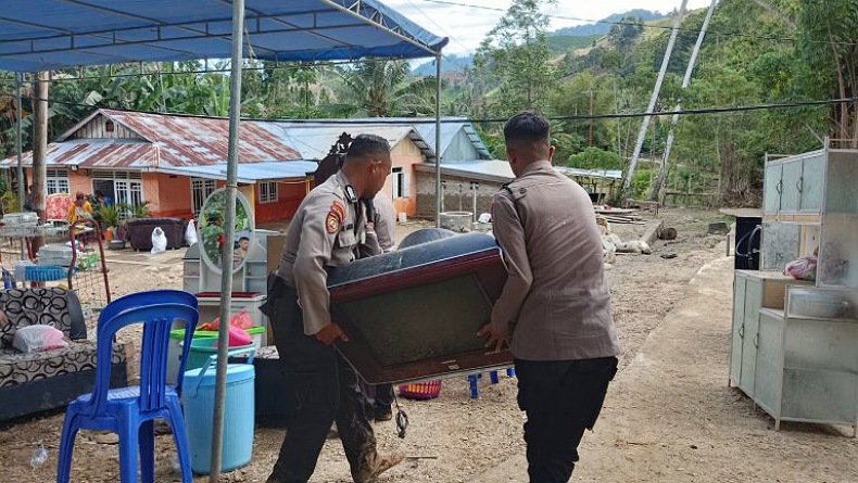 Banjir Bandang Terjang Gorontalo, Personel Polda Dikerahkan Bantu Warga Terdampak 