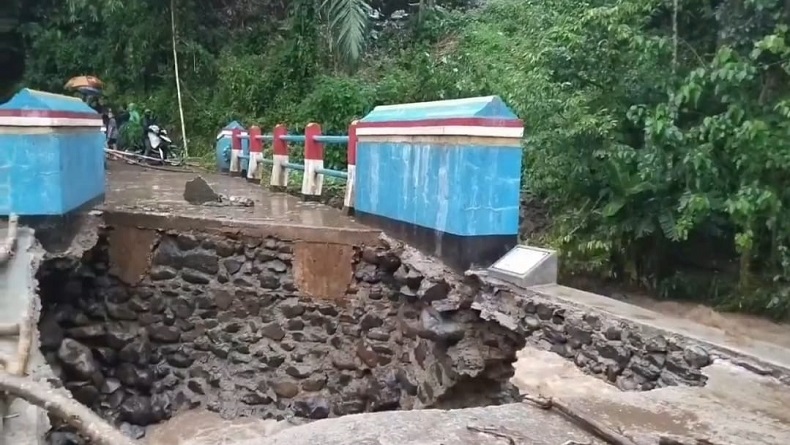Jembatan Penghubung 3 Kampung di Limbangan Garut Putus Diterjang Luapan Sungai Cigoong