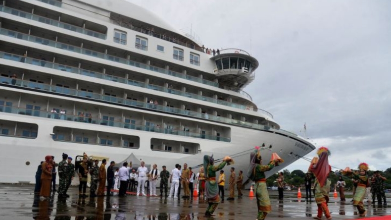 Kapal Pesiar MV Seabourn Encore yang Bersandar di Sabang Bawa 512 Wisatawan Asing