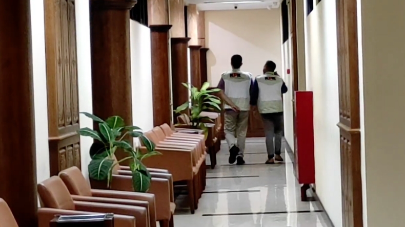 9 Jam Geledah Gedung DPRD Jatim, KPK Amankan 3 Koper