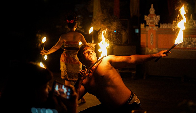 Aksi Penari Tampilkan Tarian Api Khas Bali Hibur Wisatawan - Bagian 4