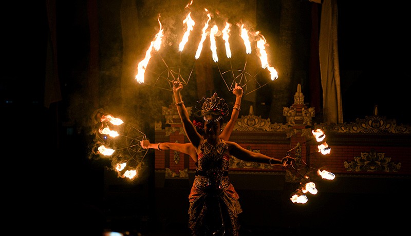 Aksi Penari Tampilkan Tarian Api Khas Bali Hibur Wisatawan - Bagian 2