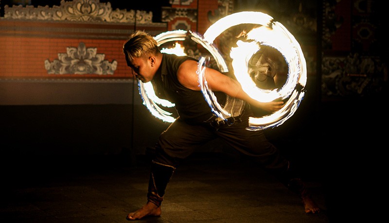 Aksi Penari Tampilkan Tarian Api Khas Bali Hibur Wisatawan - Bagian 3