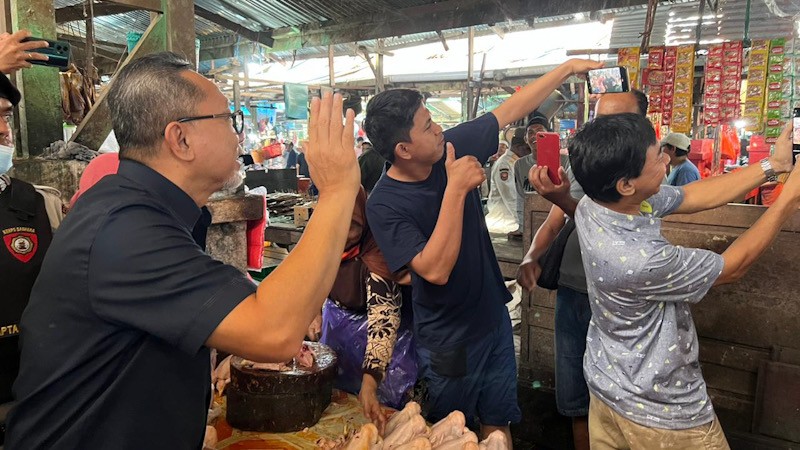 Mendag Zulhas Pantau  Pasar Sentral Remu Papua Barat: Jelang Nataru Pasokan Bapok Cukup, Harga Stabil - Bagian 3