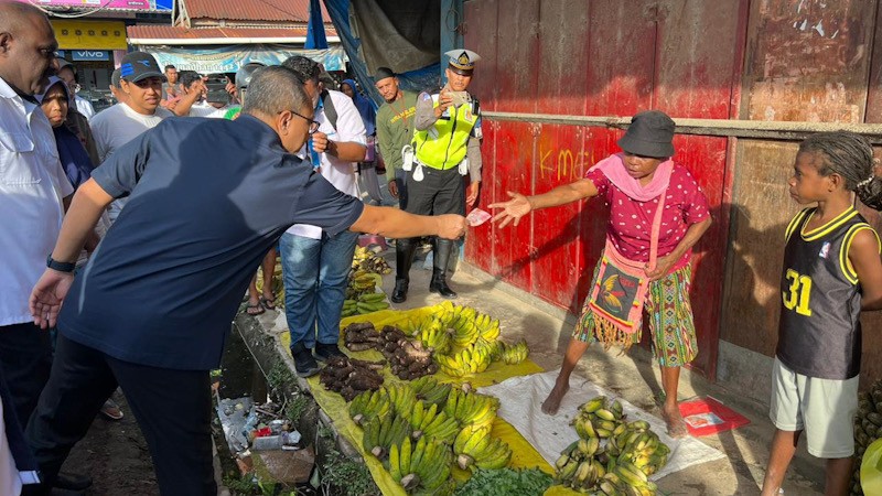 Mendag Zulhas Pantau  Pasar Sentral Remu Papua Barat: Jelang Nataru Pasokan Bapok Cukup, Harga Stabil - Bagian 4