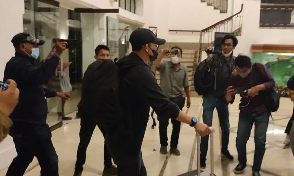 Kantor Gubernur Jatim Digeledah KPK, Ini Kata Khofifah