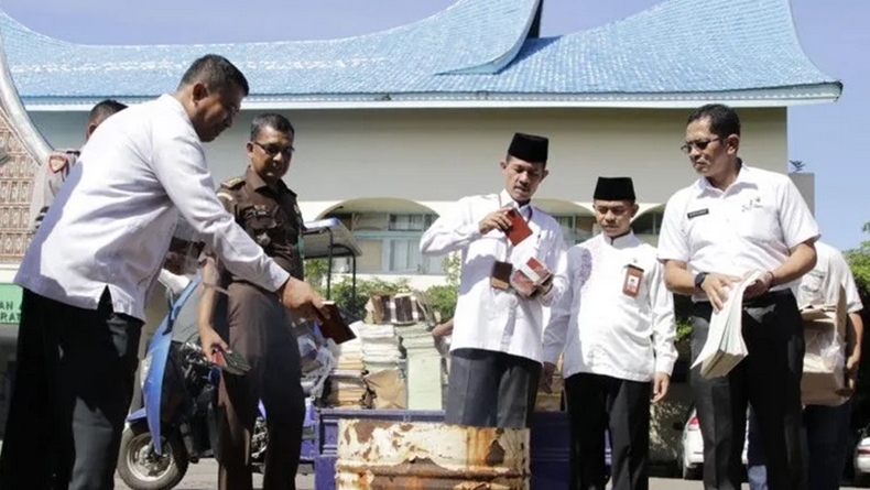 Kemenag Sumbar Bakar 53.905 Buku Nikah, Ada Apa?
