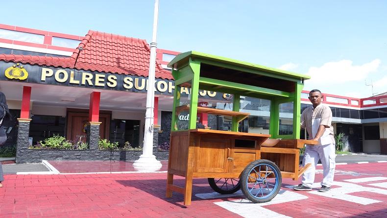 Polres Sukoharjo Gandeng Baznas Salurkan Puluhan Gerobak untuk PKL