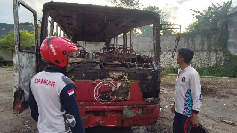 title 2 Bocah SD Bakar Bus Milik Organisasi Sayap PDIP Blitar, Alasannya Mengejutkan 2 Bocah SD Bakar Bus Milik Organisasi Sayap PDIP Blitar, Alasannya Mengejutkan