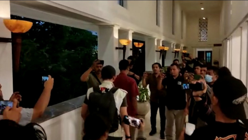 KPK Geledah Ruang Kerja Gubernur dan Wakil Gubernur Jatim