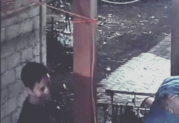title Viral, Aksi Pria Terekam CCTV Curi Celana Dalam Penghuni Kos di Banyuwangi Viral, Aksi Pria Terekam CCTV Curi Celana Dalam Penghuni Kos di Banyuwangi