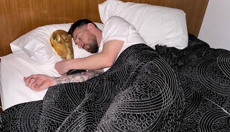 Momen Messi Bangun Tidur Penuh Senyum Sambil Peluk Trofi Piala Dunia - Bagian 2