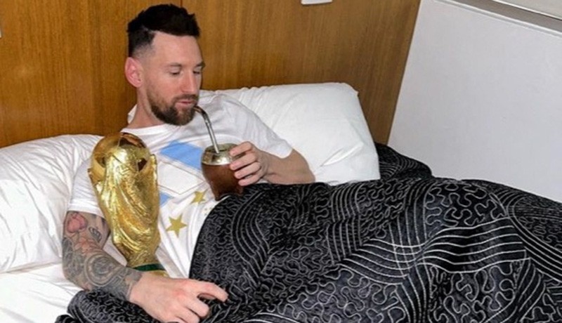 Momen Messi Bangun Tidur Penuh Senyum Sambil Peluk Trofi Piala Dunia - Bagian 3