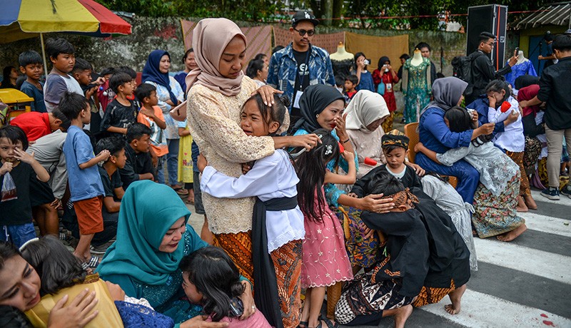 Tradisi Sungkeman Memperingati Hari Ibu - Bagian 2