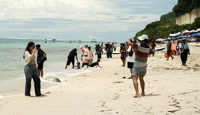 Pantai Pandawa Bali Ramai Wisatawan Lokal dan Mancanegara - Bagian 3