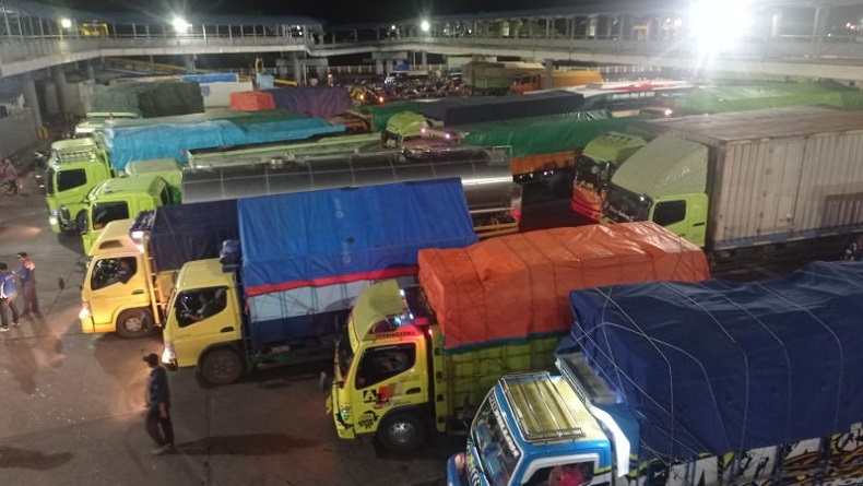 Truk Mulai Padati Pelabuhan Merak Jelang H-3 Natal