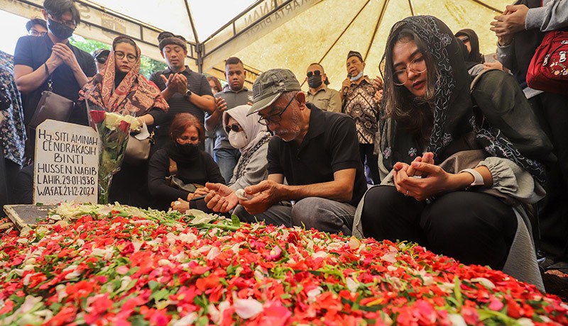Suasana Haru Pemakaman Mak Nyak Aminah Cendrakasih - Bagian 2