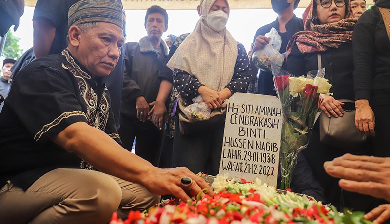 Suasana Haru Pemakaman Mak Nyak Aminah Cendrakasih - Bagian 4