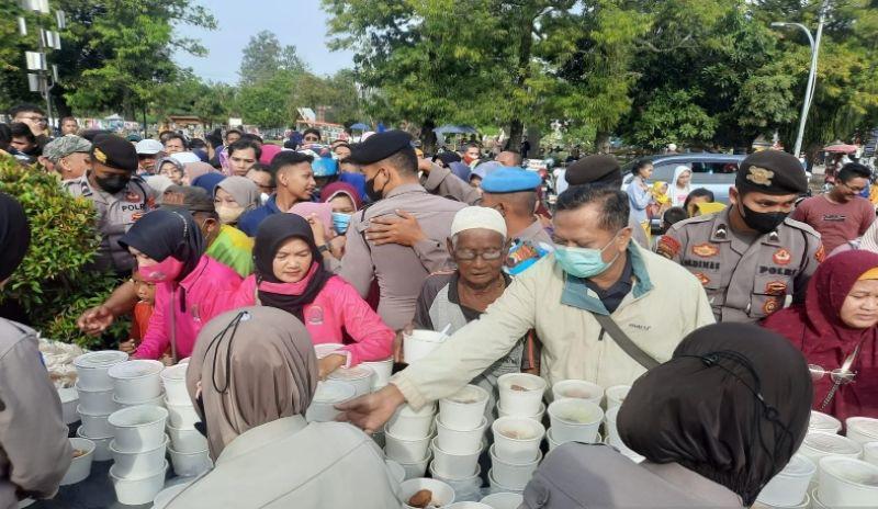 Hari Ibu, Polres Pekalongan Kota Bagikan 1.000 Porsi Soto Gratis kepada Warga