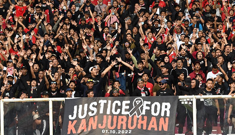 Suporter Timnas Indonesia Bawa Spanduk 