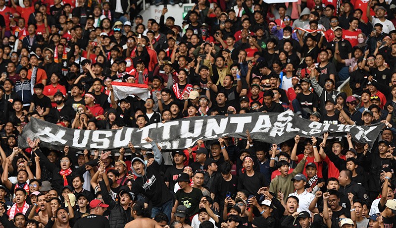 Suporter Timnas Indonesia Bawa Spanduk 