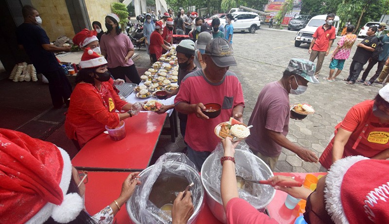 Berbagi Makanan Gratis di Gereja Bongsari Semarang - Bagian 1