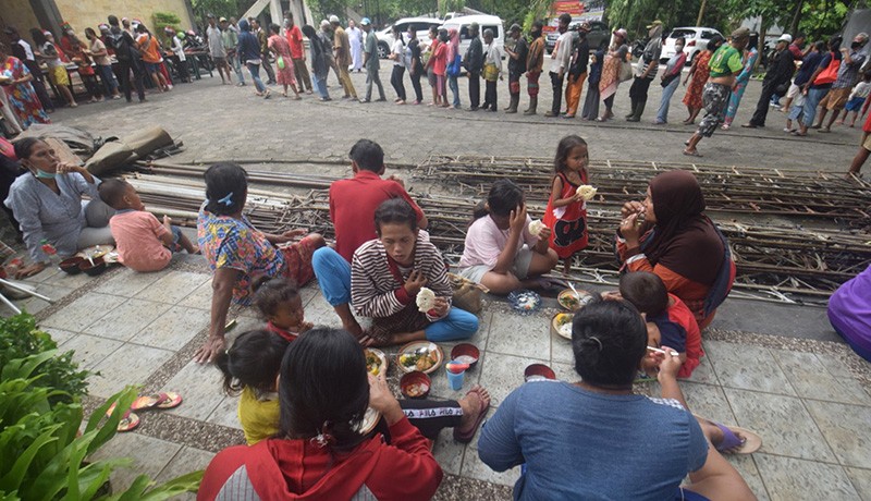 Berbagi Makanan Gratis di Gereja Bongsari Semarang - Bagian 4