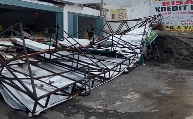  Angin Kencang Terjang Kota Semarang, Baliho Roboh hingga Pohon Bertumbangan