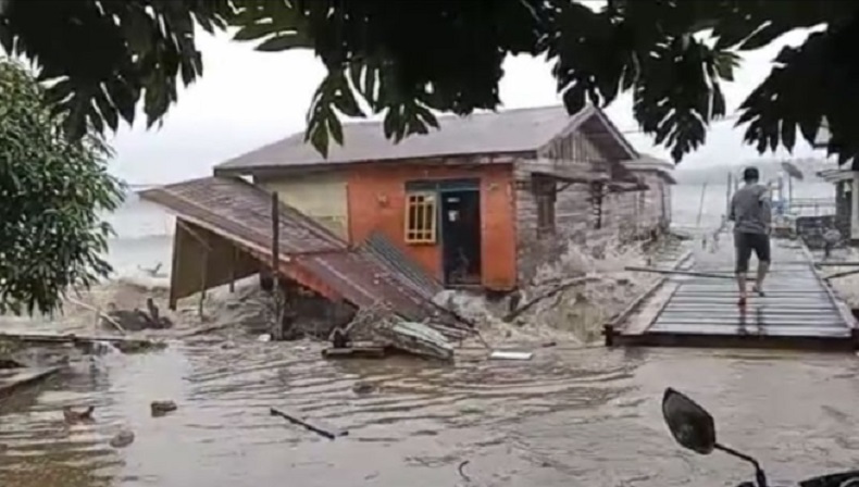Rumah Rusak Diterjang Gelombang Besar dan Angin Kencang, Warga Lingga Mengungsi