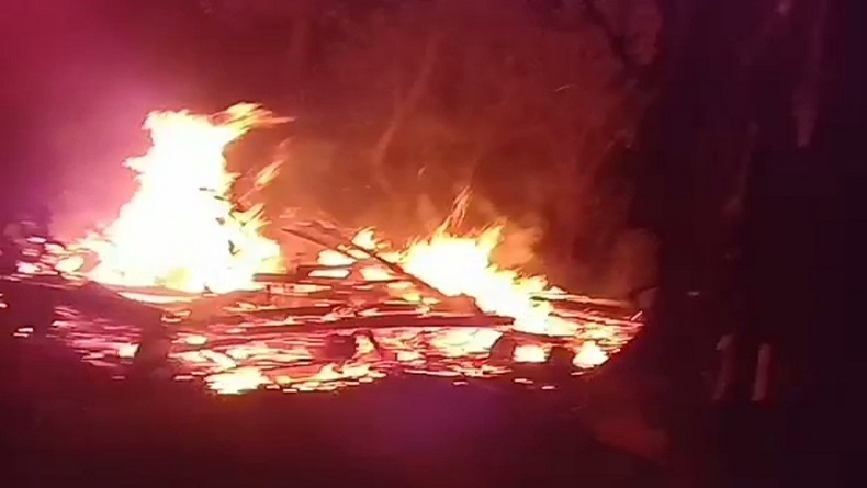 Gegara Lupa Matikan Rokok, Rumah Panggung di Campaka Cianjur Ludes Terbakar
