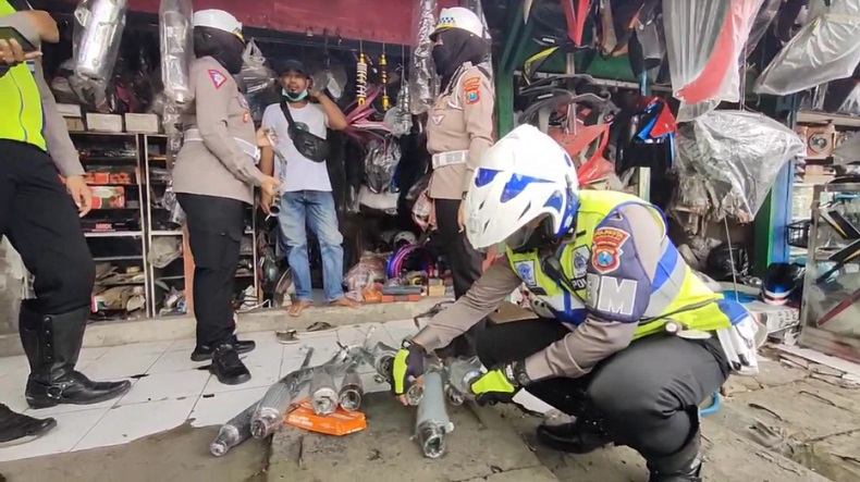 Razia Jelang Nataru, Belasan Knalpot Brong di Sidoarjo Disita
