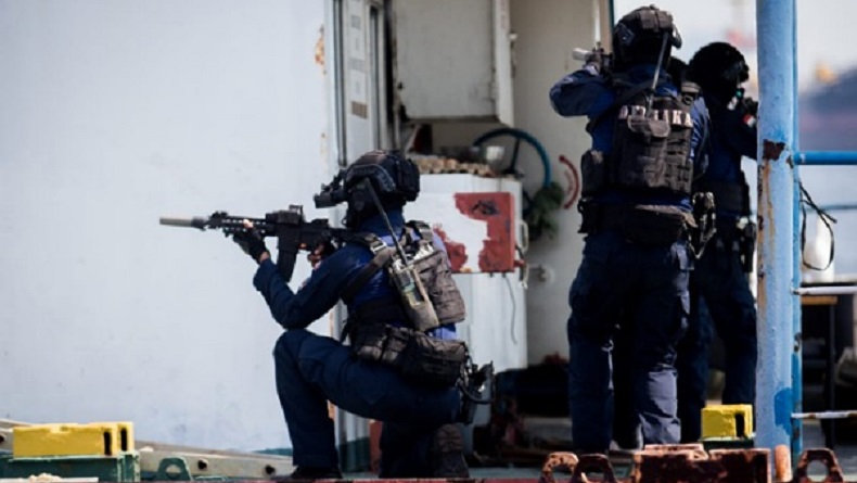 title Pasukan Elite TNI AL Denjaka Tiba-Tiba Serbu KMP Dorothy yang Melaju di Selat Sunda Pasukan Elite TNI AL Denjaka Tiba-Tiba Serbu KMP Dorothy yang Melaju di Selat Sunda