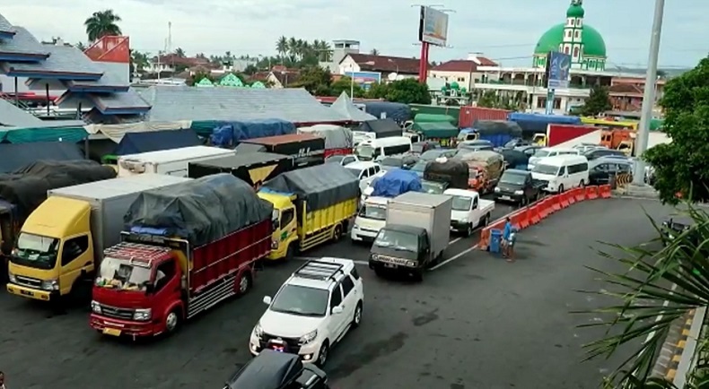 Wisatawan Tujuan Bali Padati Pelabuhan Ketapang, Antrean Mengular di Pintu Masuk