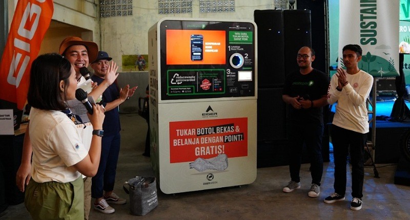 Peduli Lingkungan, Buang Sampah Plastik Di Reverse Vending Machine