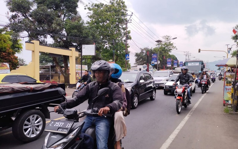 H-1 Natal 2022, Ribuan Kendaraan Lintasi Jalur Limbangan Garut