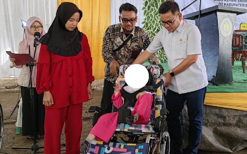 Bantu Disabilitas di Bandung, Kang Ace: Kelompok Ini Butuh Perhatian Negara