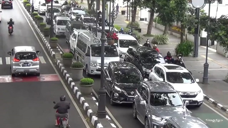 title Jalan Protokol Kota Bandung Dipadati Ribuan Kendaraan Wisatawan Jalan Protokol Kota Bandung Dipadati Ribuan Kendaraan Wisatawan