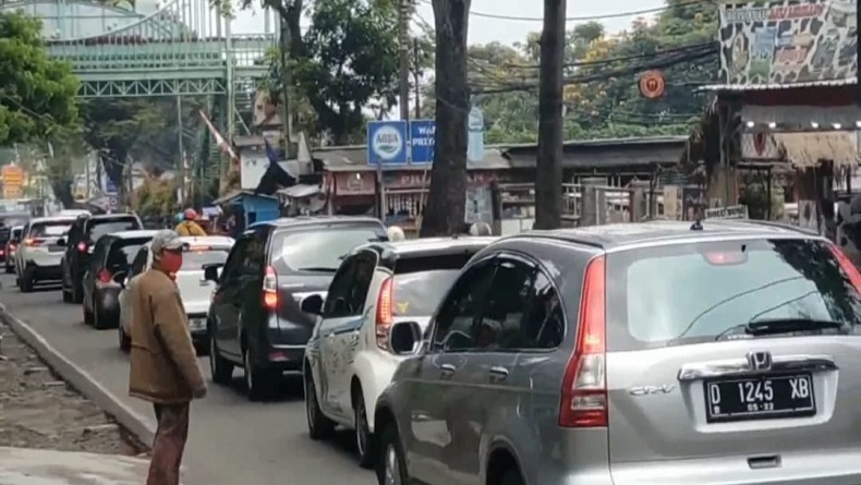 Arus Lalu Lintas ke Lembang KBB Padat, Polisi Lakukan Rekayasa One Way