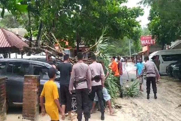  Hujan Deras dan Angin Kencang Sebabkan Gazebo dan Mobil Wisatawan di Gunungkidul Rusak 
