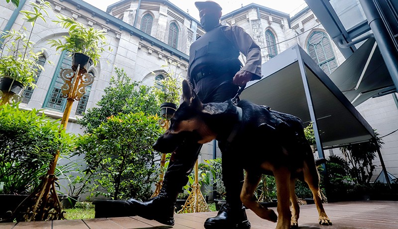 Polisi Sterilisasi Gereja Katedral Jelang Misa Natal 2022 - Bagian 3