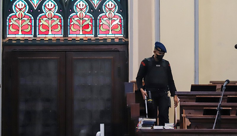 Polisi Sterilisasi Gereja Katedral Jelang Misa Natal 2022 - Bagian 5