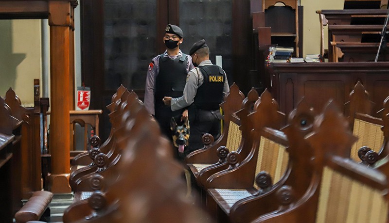 Polisi Sterilisasi Gereja Katedral Jelang Misa Natal 2022 - Bagian 2