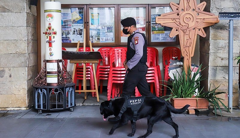 Polisi Sterilisasi Gereja Katedral Jelang Misa Natal 2022 - Bagian 4