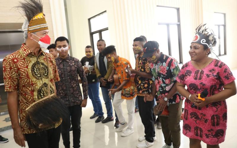 Momen Ganjar Berbagi Kebahagiaan dengan Mahasiswa Asal Papua Peringati Natal 