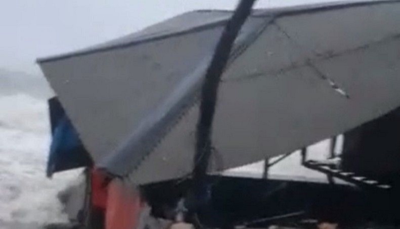 4 Rumah di Majene Rusak Dihantam Gelombang Pasang Laut, Warga Panik Berhamburan